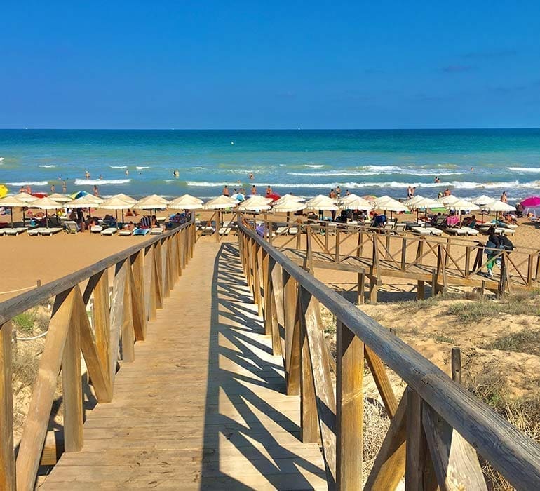 Esta propiedad ofrece una combinación cuidada de diseño moderno, confort, espacios exteriores privados y una ubicación muy atractiva en la Costa Blanca, ideal como vivienda permanente, casa de vacaciones o inversión de calidad.