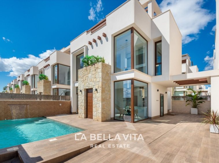 Luxury new build properties with private pool for sale in Ciudad Quesada, Rojales, Alicante.