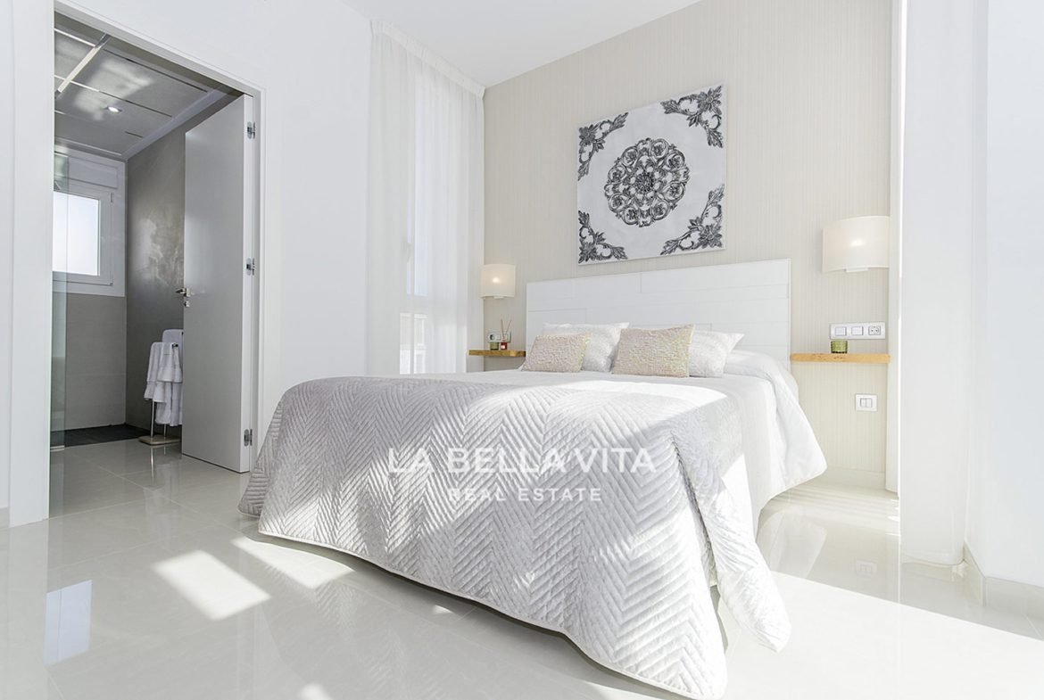 Bedroom in suite, Single-Family property for Sale in Rojales, Ciudad Quesada, Costa Blanca, Spain, with Private Pool, 132 m², 3 bedrooms, 409.950€