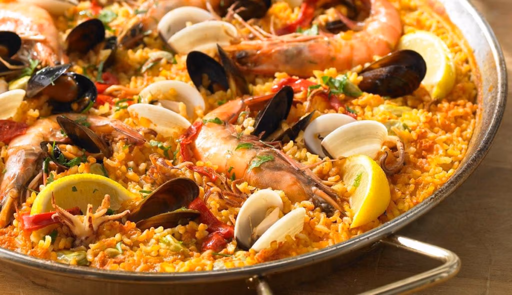 La paella es un plato de arroz originario de Valencia. Gastronomía y Dieta Mediterránea.