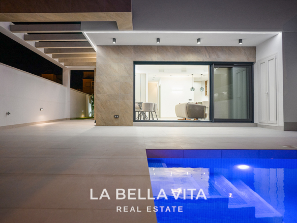 New luxury villas for sale in Villamartin, Alicante with private pool and solarium
