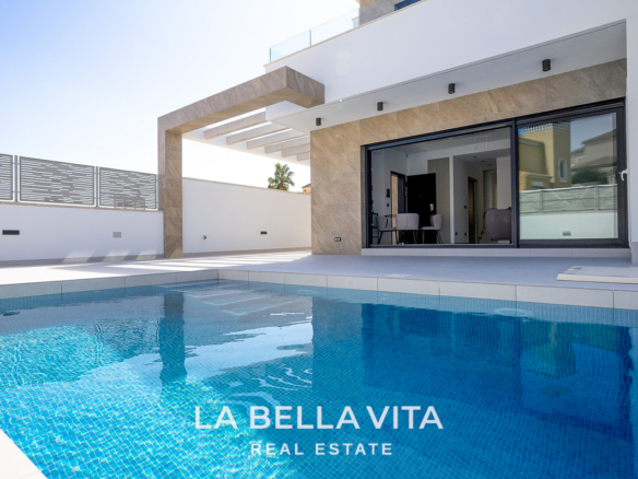 New luxury villas for sale in Villamartin, Alicante with private pool and solarium