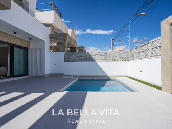 New luxury villas for sale in Villamartin, Alicante with private pool and solarium