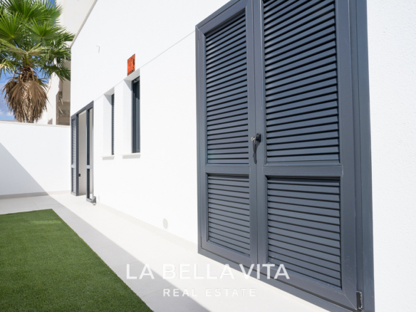 New luxury villas for sale in Villamartin, Alicante with private pool and solarium