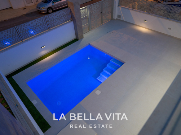 New luxury villas for sale in Villamartin, Alicante with private pool and solarium
