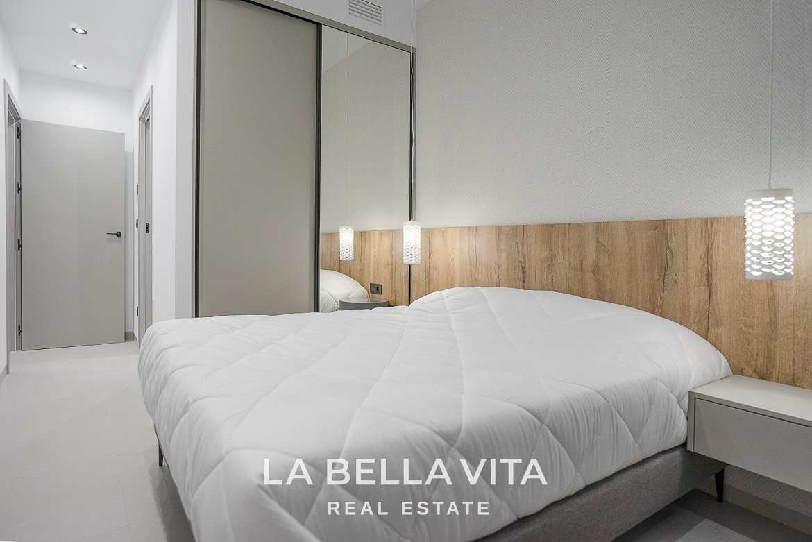 New luxury villas for sale in Villamartin, Alicante with private pool and solarium