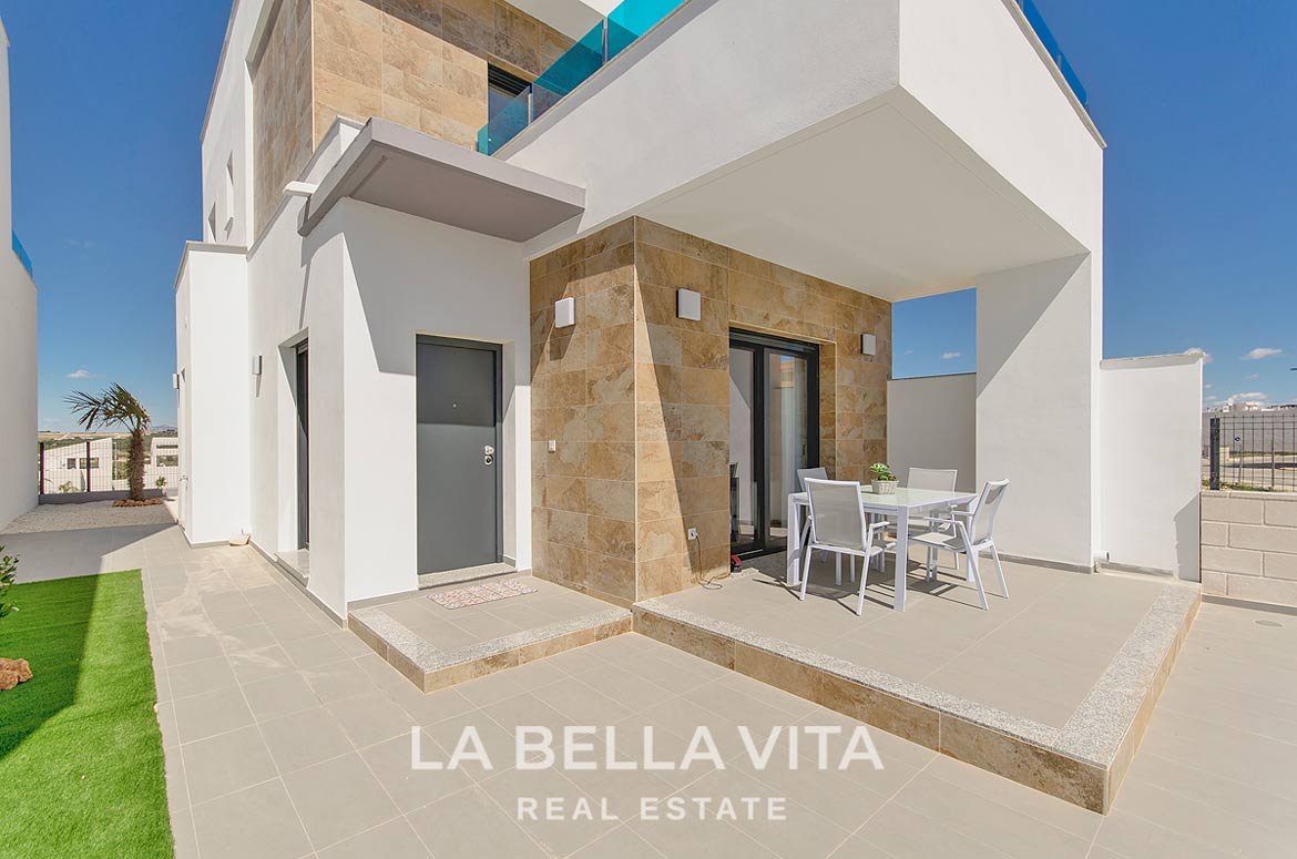 New build villas with private pool for sale in Benijofar Alicante facade