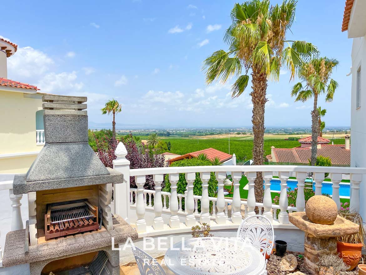 Superb property for sale in Montemar, Algorfa, Spain barbecue