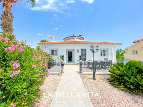 Superb property for sale in Montemar, Algorfa, Spain entrance