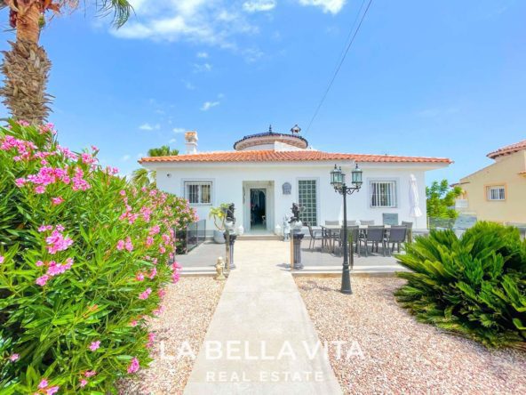 Superb property for sale in Montemar, Algorfa, Spain entrance