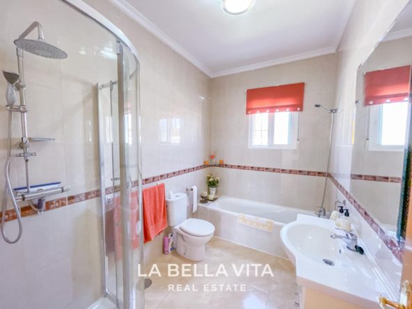 Independent one storey villa for sale in Murcia, Roldán Torre Golf bathroom