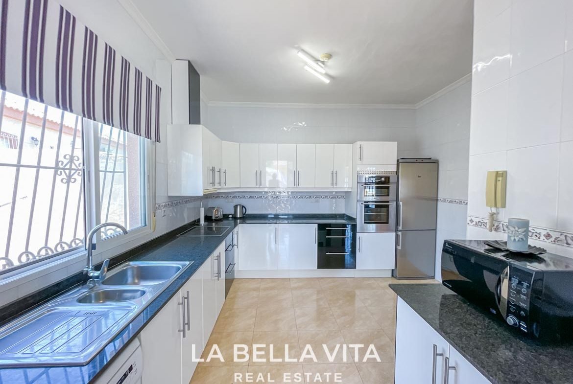 Independent one storey villa for sale in Murcia, Roldán Torre Golf kitchen