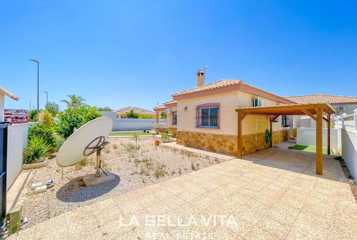 Independent one storey villa for sale in Murcia, Roldán Torre Golf parking place