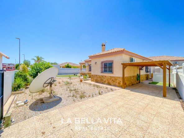 Independent one storey villa for sale in Murcia, Roldán Torre Golf parking place