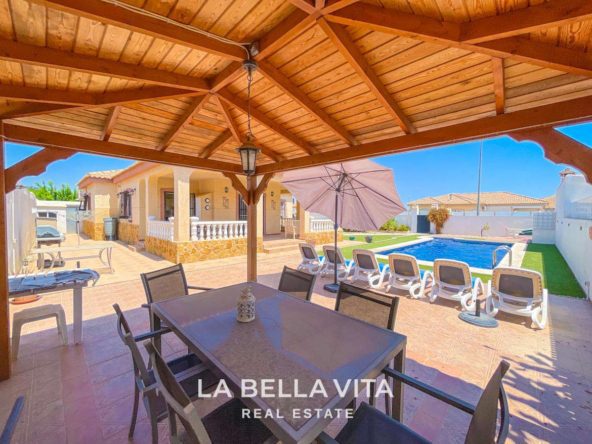 Independent one storey villa for sale in Murcia, Roldán Torre Golf gazebo