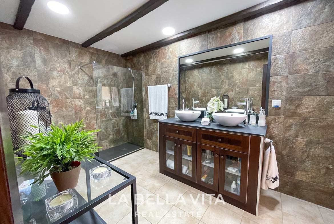 Luxury country house for sale in Dolores, Alicante, Spain bathroom
