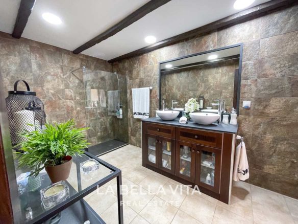 Luxury country house for sale in Dolores, Alicante, Spain bathroom