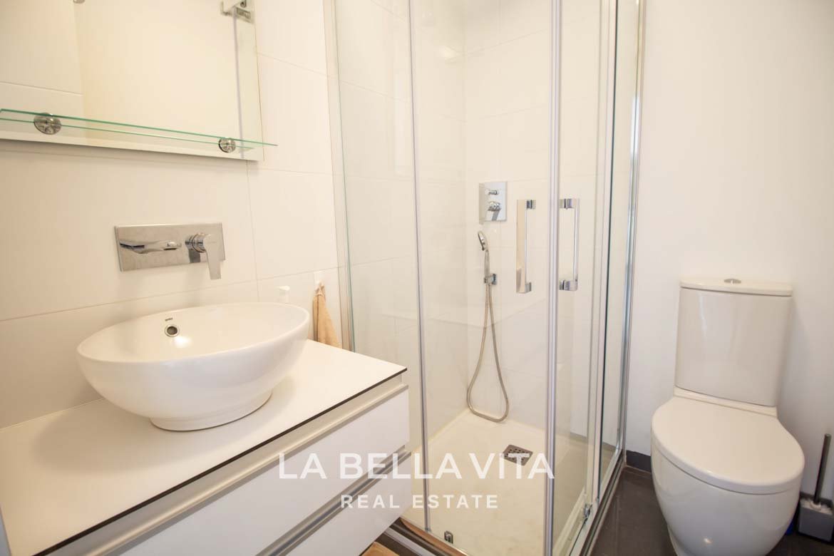 Modern Apartment with solarium for sale step away from the beach in Mil Palmeras, Alicante, Spain bathroom