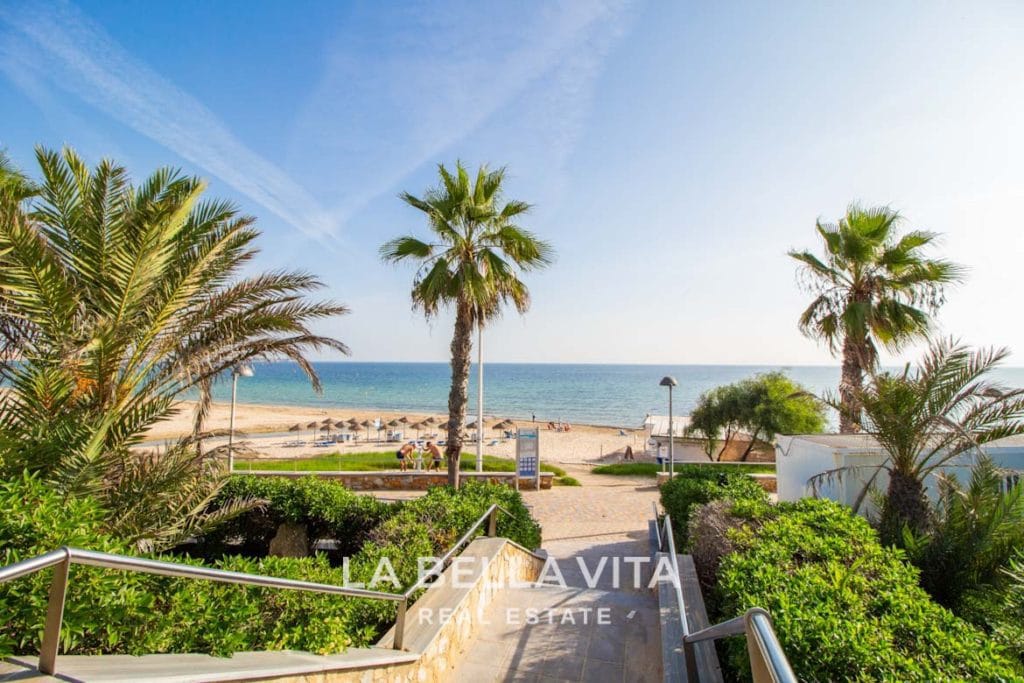 Moderno appartamento con solarium in vendita a pochi passi dalla spiaggia di Mil Palmeras, Alicante, Spagna spiaggia