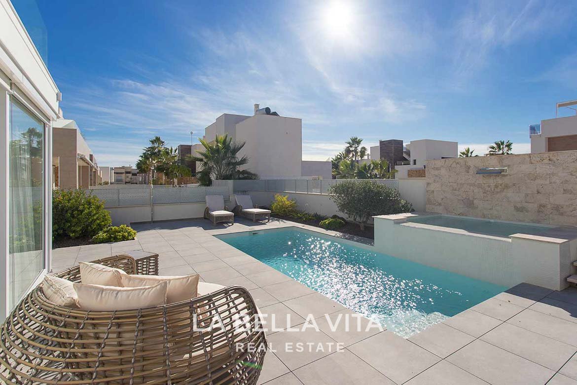 Modern independent property for sale in Torrevieja, Aguas Nuevas-pool