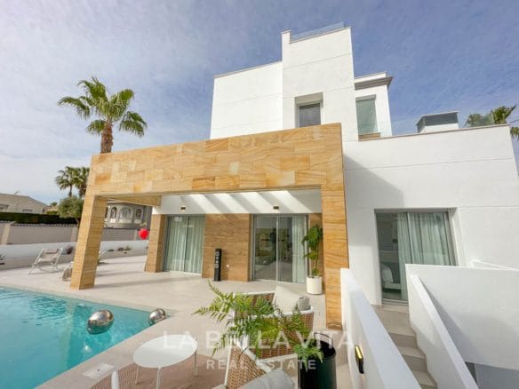 Luxury detached Villa with private pool for sale in Ciudad Quesada, Key Ready!