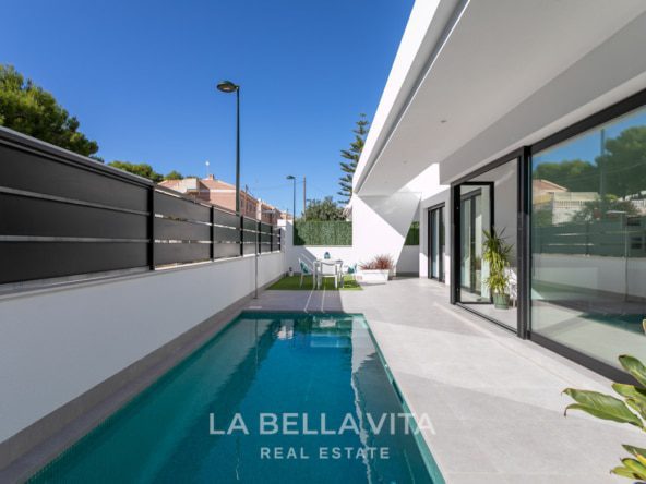 Key-Ready Property with private pool for sale in Pinar de Campoverde, Alicante