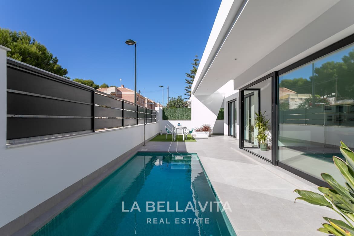 Key-Ready Property with private pool for sale in Pinar de Campoverde, Alicante