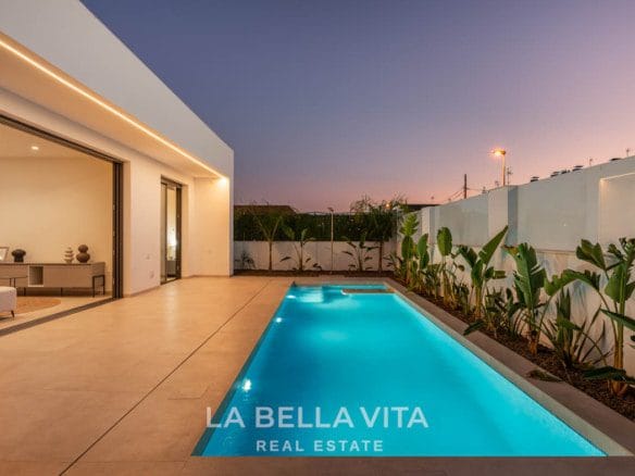 Corner Villa in one level with Private Pool for sale in Pilar de la Horadada, Alicante, Spain