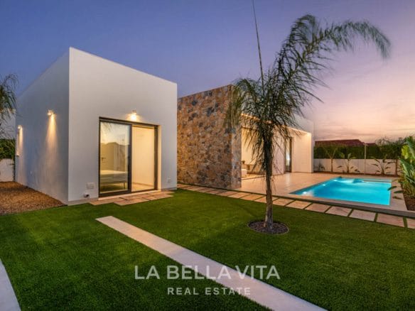Corner Villa in one level with Private Pool for sale in Pilar de la Horadada, Alicante, Spain