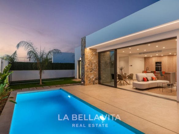 Corner Villa in one level with Private Pool for sale in Pilar de la Horadada, Alicante, Spain