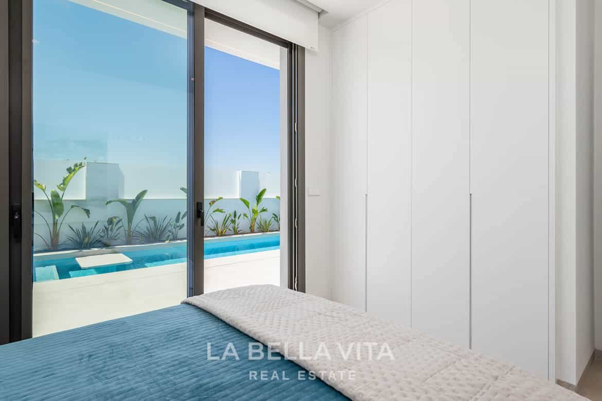 Corner Villa in one level with Private Pool for sale in Pilar de la Horadada, Alicante, Spain