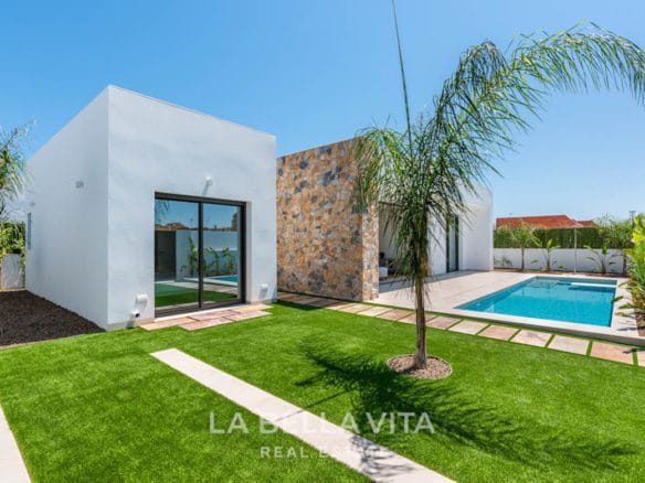 Corner Villa in one level with Private Pool for sale in Pilar de la Horadada, Alicante, Spain