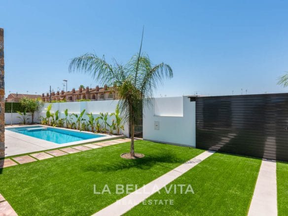 Corner Villa in one level with Private Pool for sale in Pilar de la Horadada, Alicante, Spain