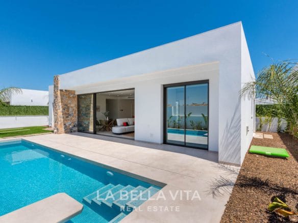 Corner Villa in one level with Private Pool for sale in Pilar de la Horadada, Alicante, Spain