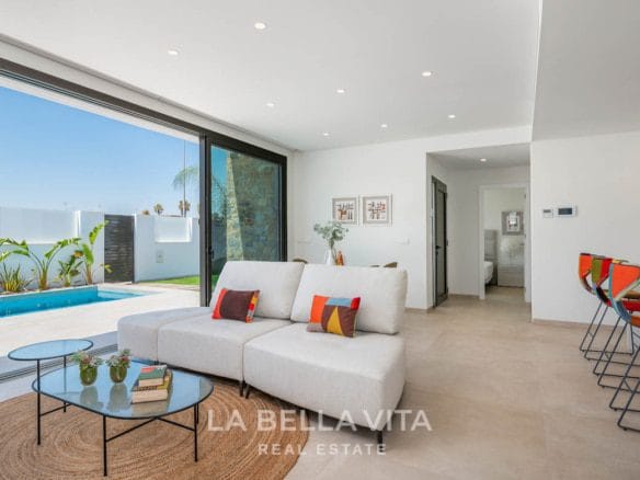 Corner Villa in one level with Private Pool for sale in Pilar de la Horadada, Alicante, Spain