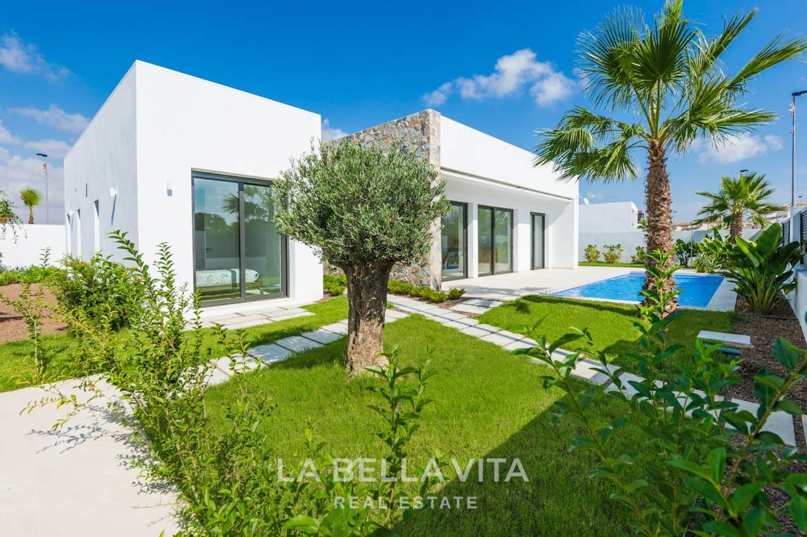 Corner Villa in one level with Private Pool for sale in Pilar de la Horadada, Alicante, Spain
