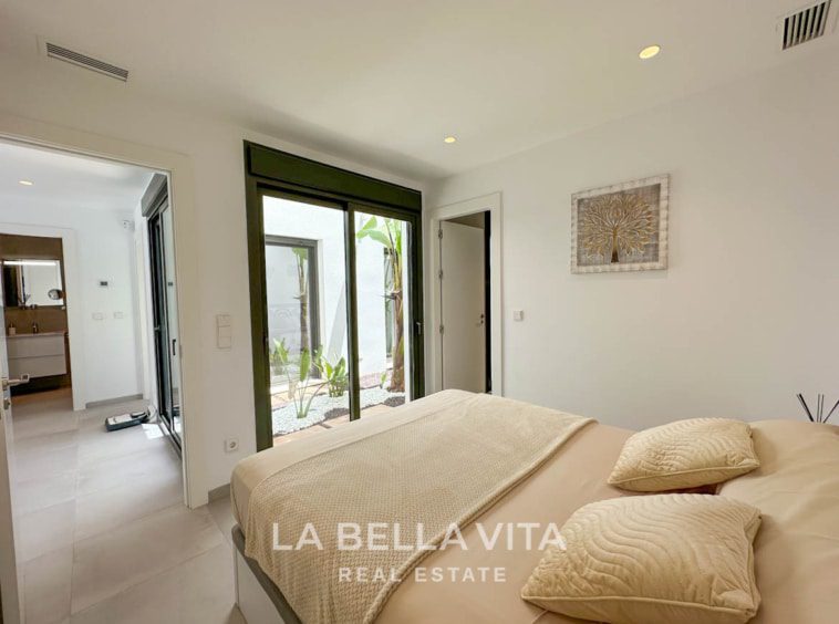 Modern resale property with private pool and solarium for sale in Pilar de La Horadada, Alicante, Costa Blanca