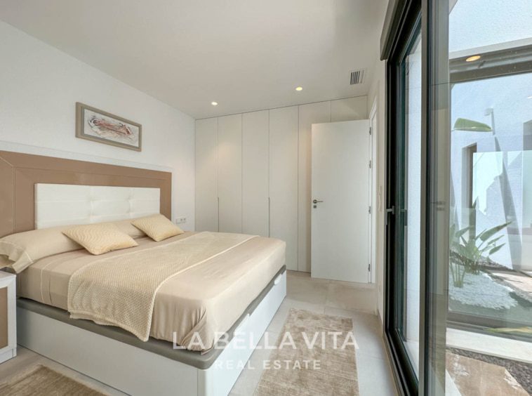 Modern resale property with private pool and solarium for sale in Pilar de La Horadada, Alicante, Costa Blanca