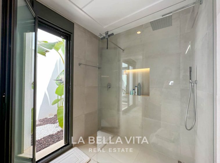 Modern resale property with private pool and solarium for sale in Pilar de La Horadada, Alicante, Costa Blanca