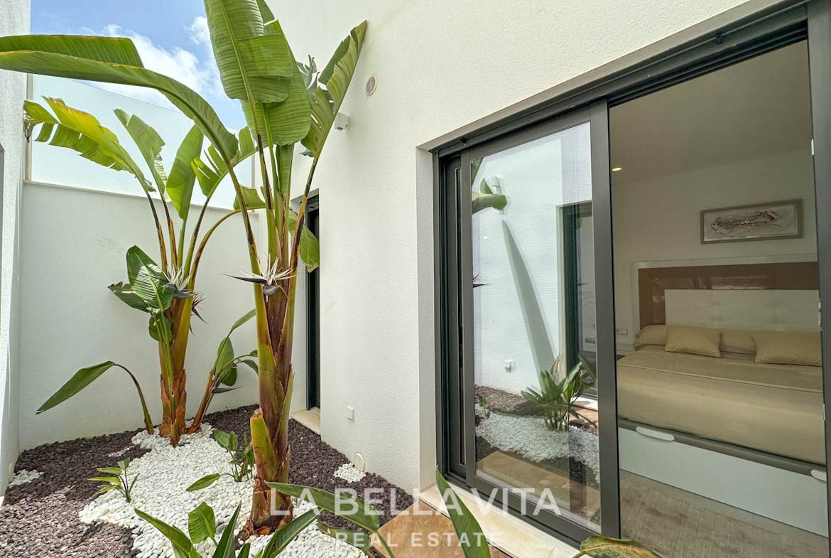 Modern resale property with private pool and solarium for sale in Pilar de La Horadada, Alicante, Costa Blanca