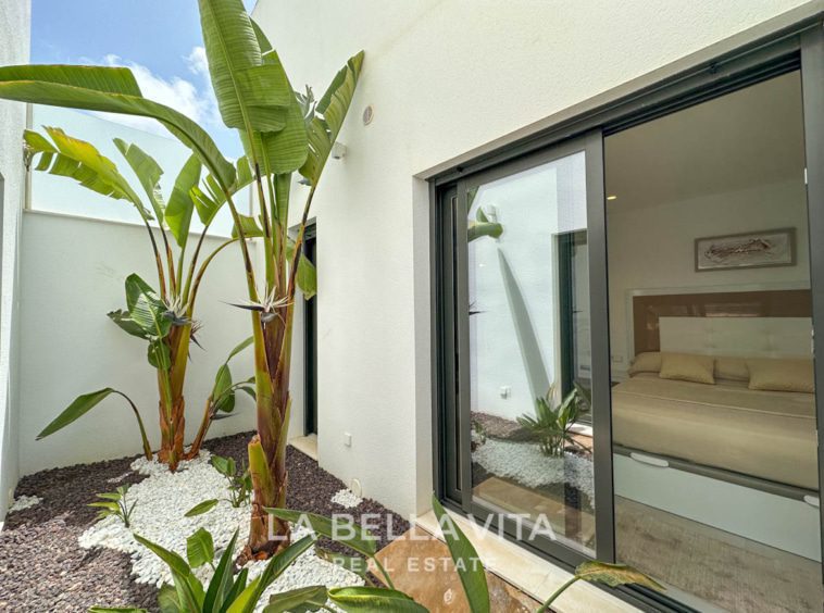 Modern resale property with private pool and solarium for sale in Pilar de La Horadada, Alicante, Costa Blanca