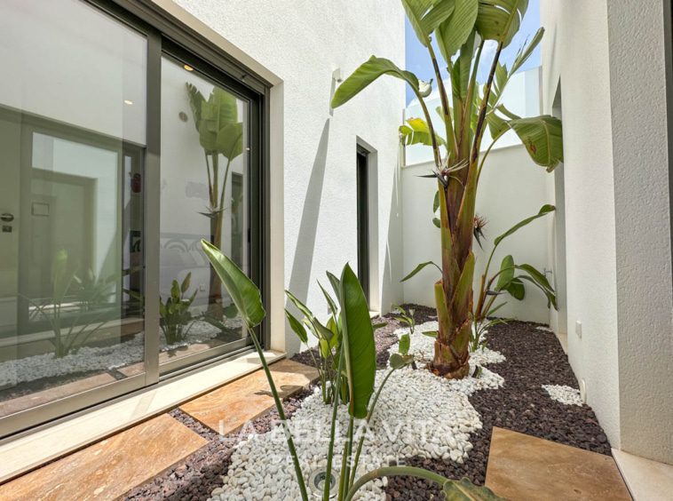 Modern resale property with private pool and solarium for sale in Pilar de La Horadada, Alicante, Costa Blanca