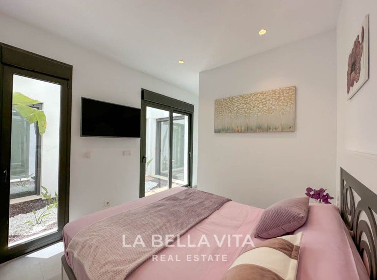 Modern resale property with private pool and solarium for sale in Pilar de La Horadada, Alicante, Costa Blanca