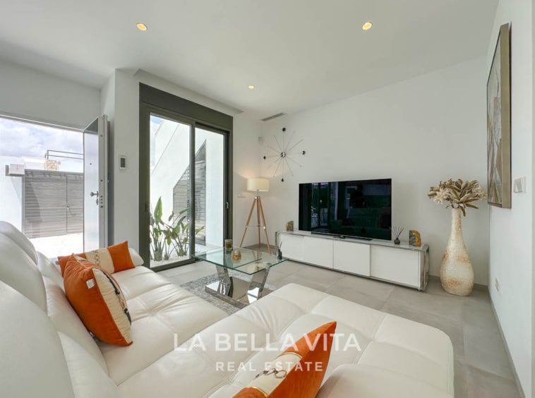Modern resale property with private pool and solarium for sale in Pilar de La Horadada, Alicante, Costa Blanca