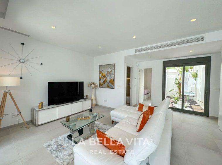 Modern resale property with private pool and solarium for sale in Pilar de La Horadada, Alicante, Costa Blanca