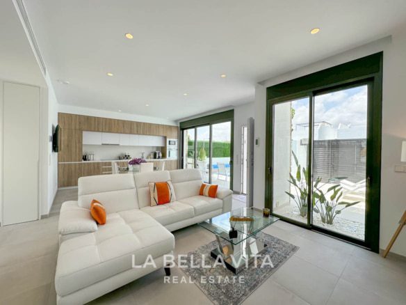 Modern resale property with private pool and solarium for sale in Pilar de La Horadada, Alicante, Costa Blanca