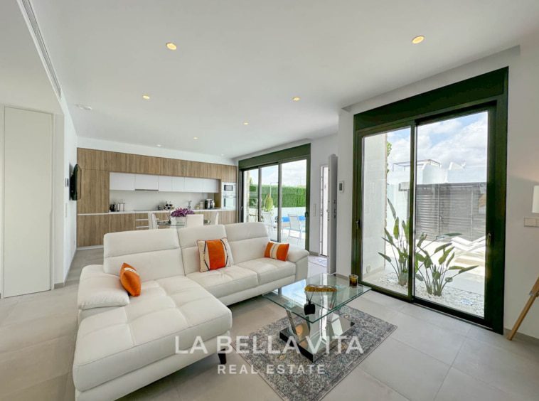 Modern resale property with private pool and solarium for sale in Pilar de La Horadada, Alicante, Costa Blanca