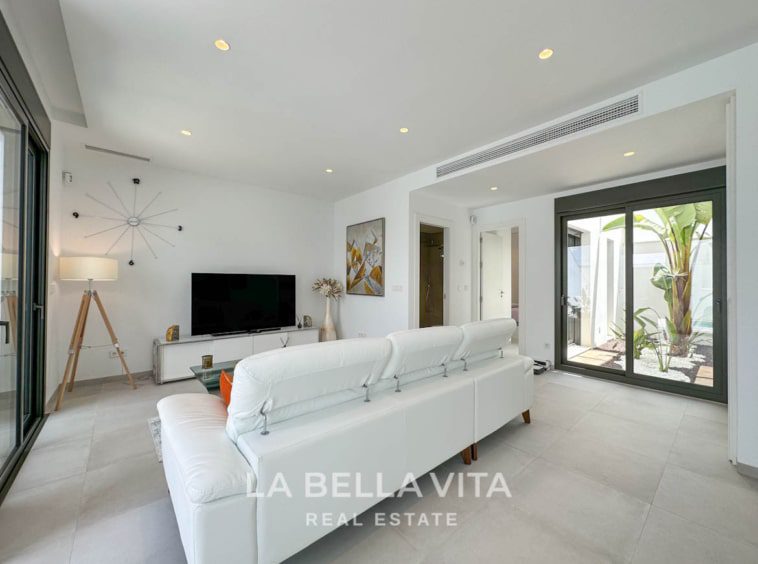Modern resale property with private pool and solarium for sale in Pilar de La Horadada, Alicante, Costa Blanca