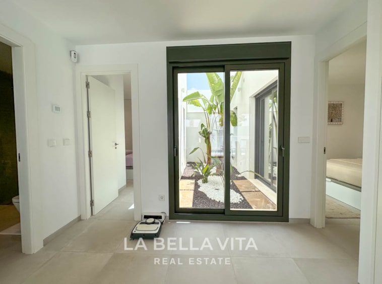 Modern resale property with private pool and solarium for sale in Pilar de La Horadada, Alicante, Costa Blanca