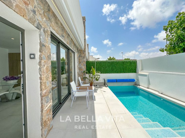 Modern resale property with private pool and solarium for sale in Pilar de La Horadada, Alicante, Costa Blanca